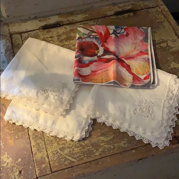 Four(4) vintage hankies - Picture 1 of 4